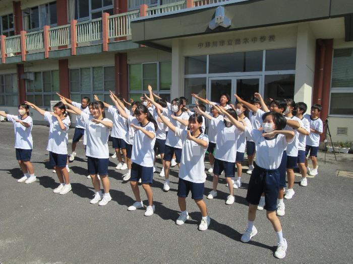 玄関前で踊る一年生