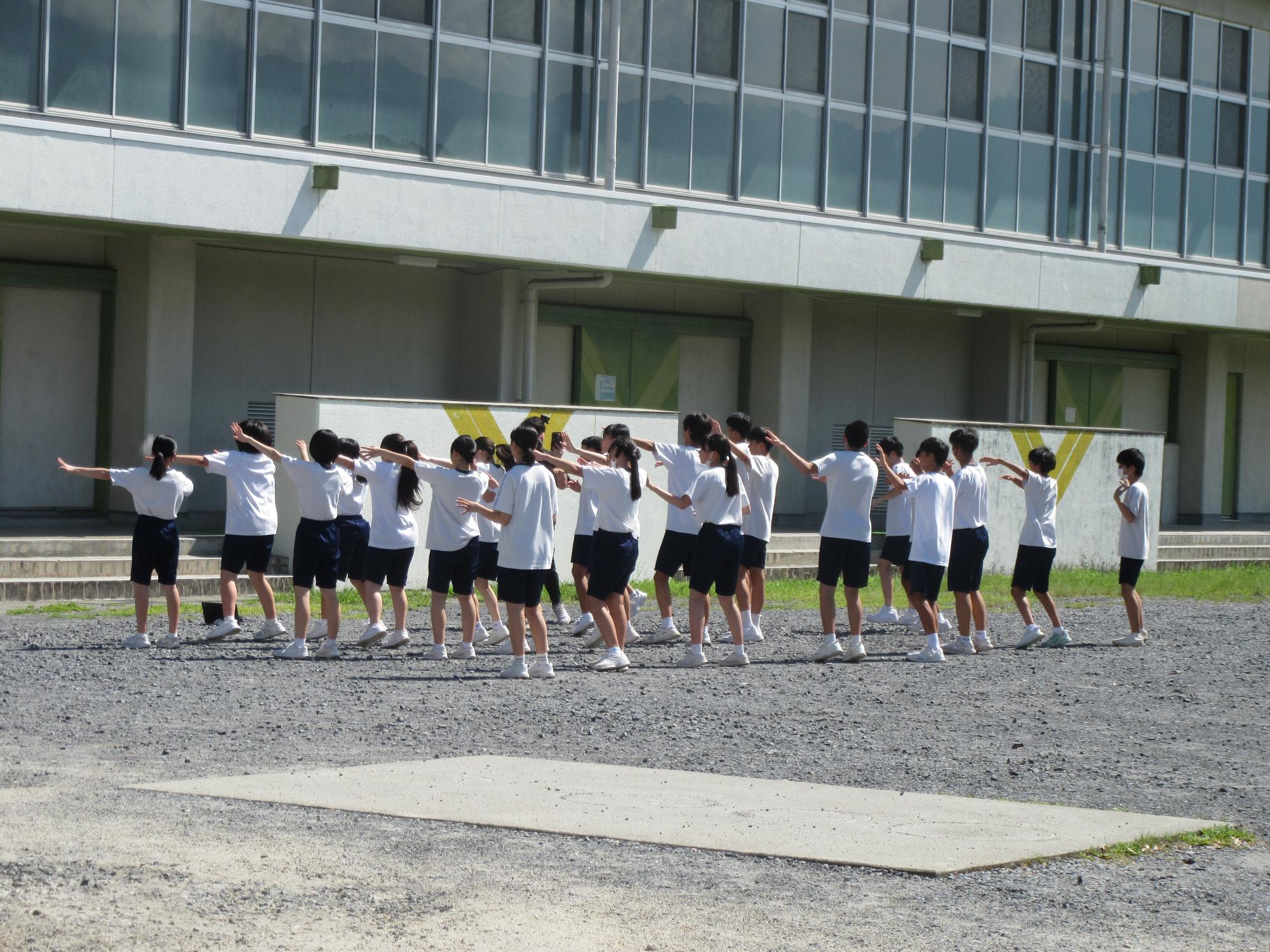 体育館前で踊る3年生