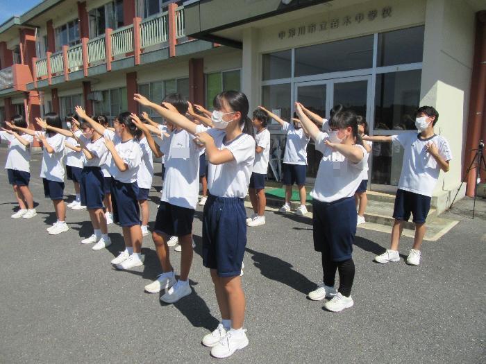 玄関前で踊る一年生