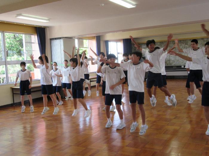ワークスペースで踊る3年生