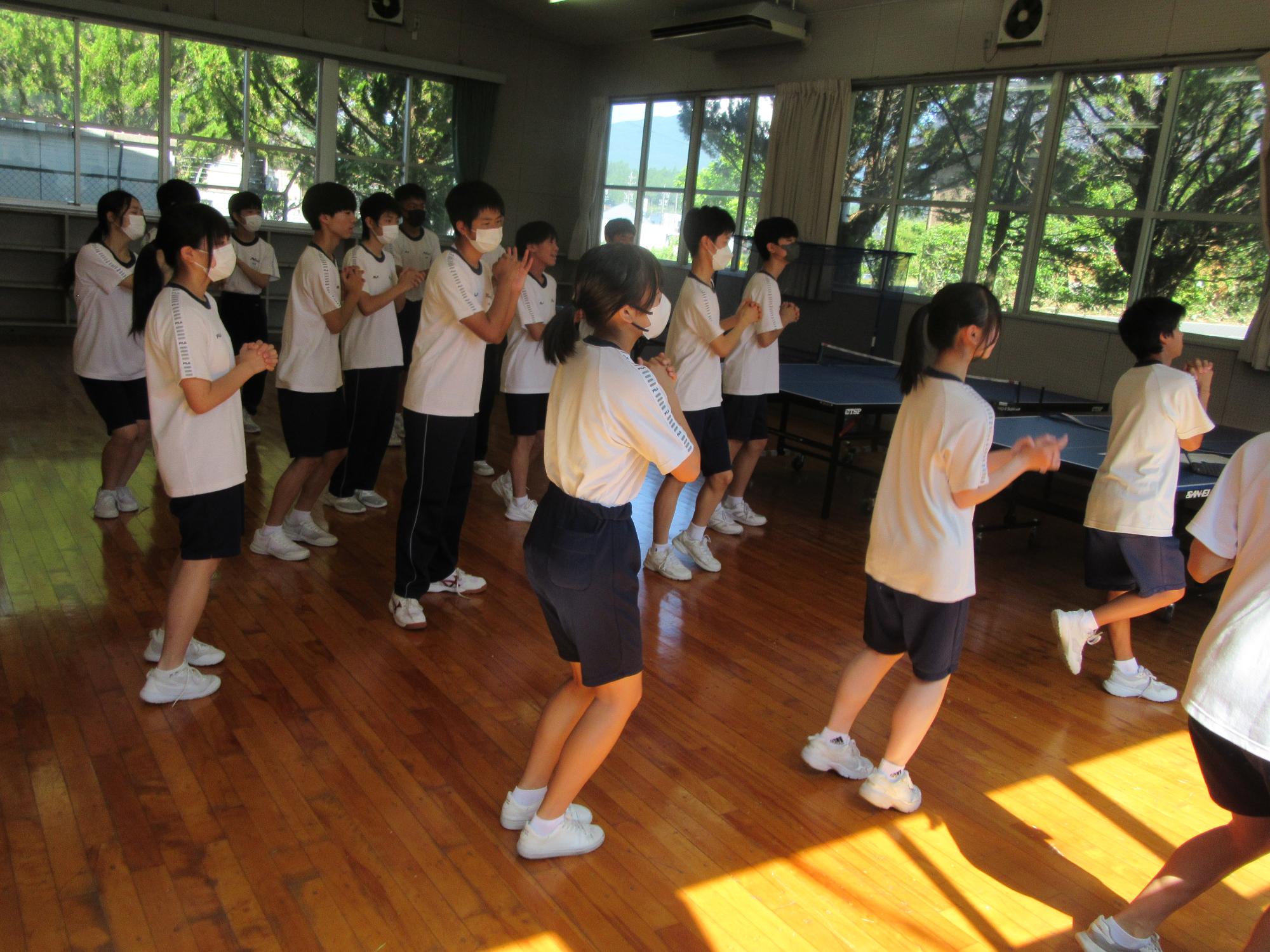 プレールームで踊る3年生
