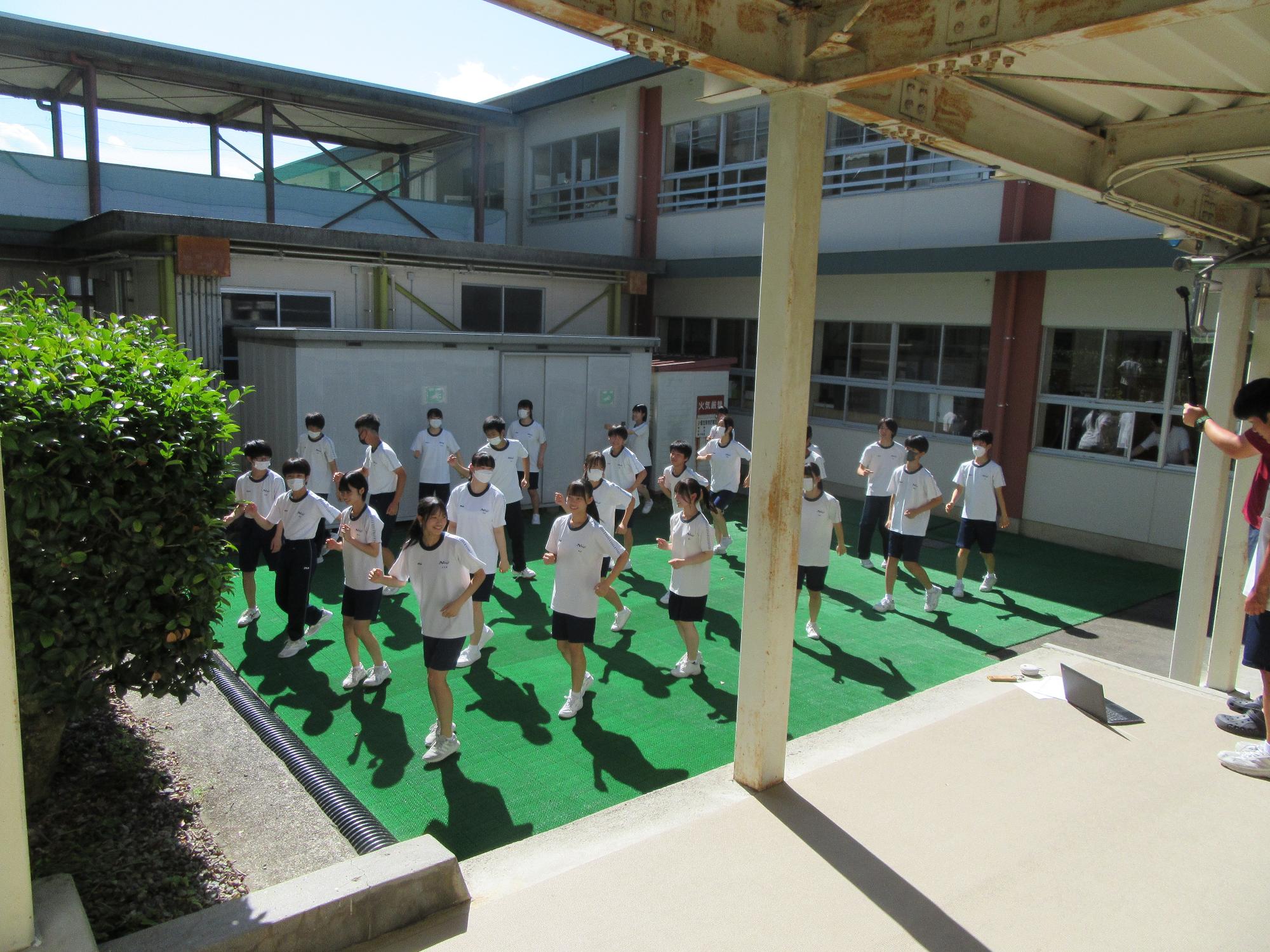 中庭で踊る3年生