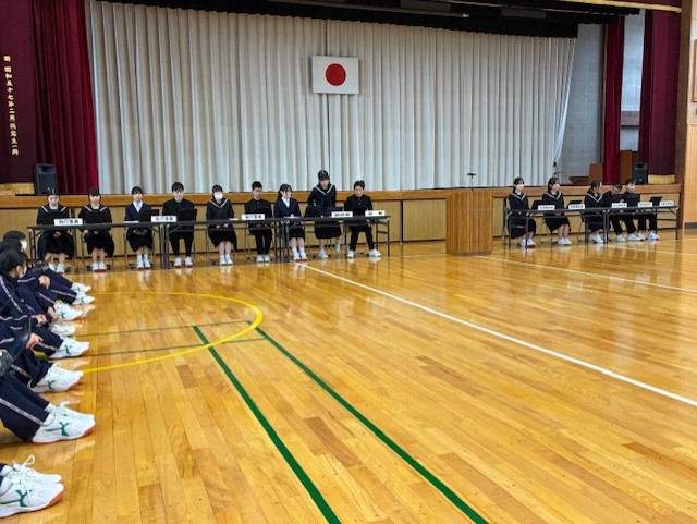 生徒会執行部と専門委員長が体育館で並んでいる様子