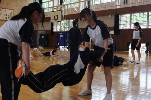 3年体育 女子もがんばってる