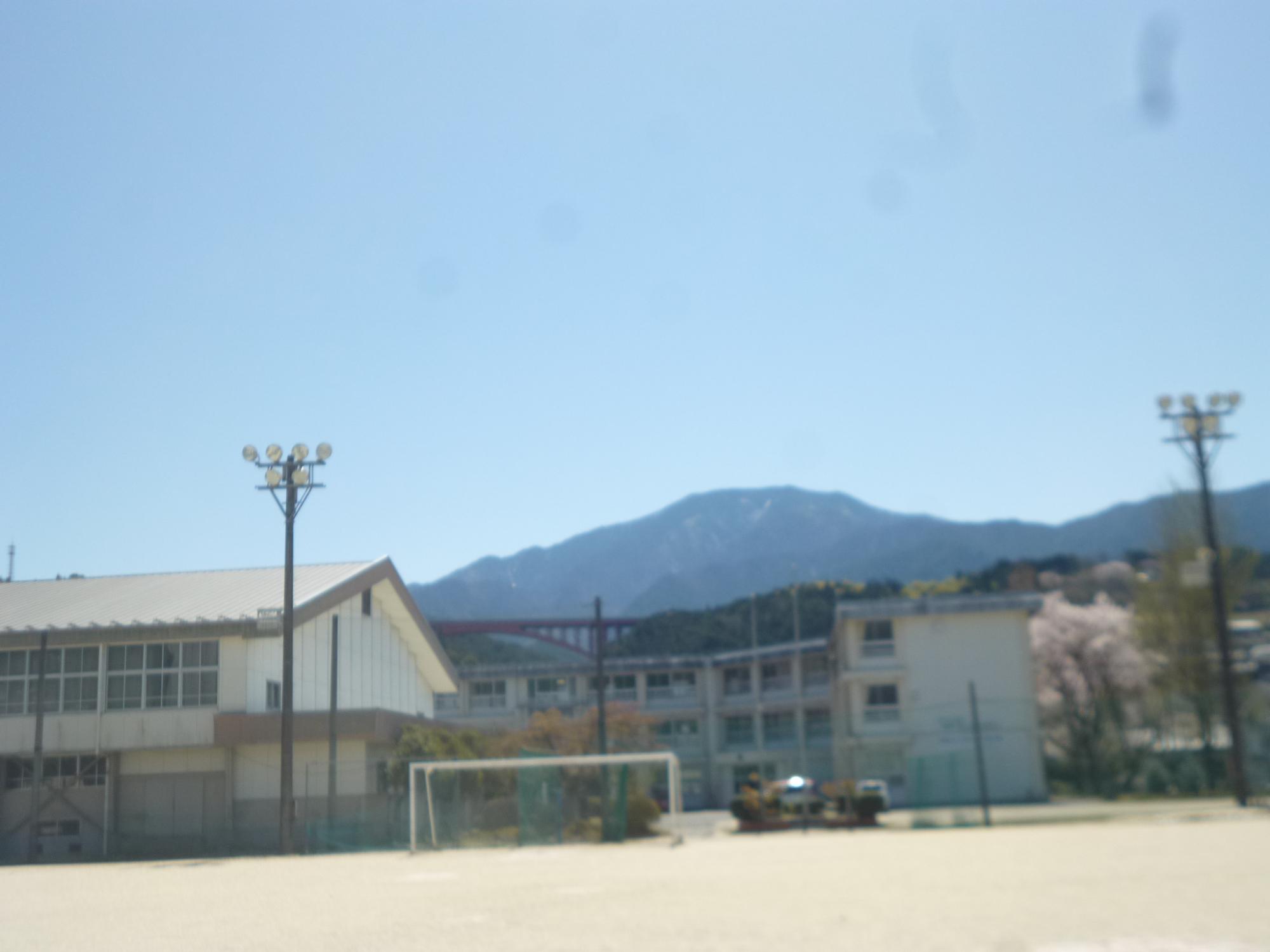 恵那山に見守られている学校
