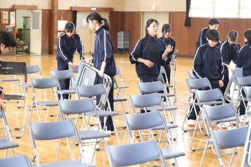 8名の生徒で椅子を並べている。