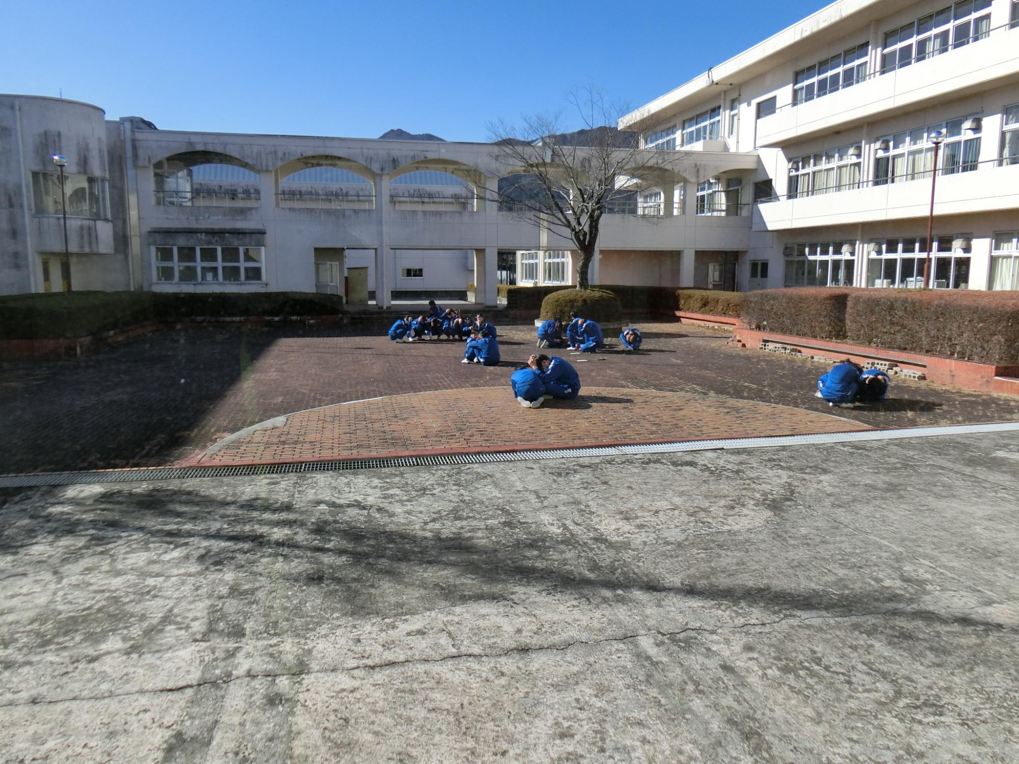 中庭で待機する様子