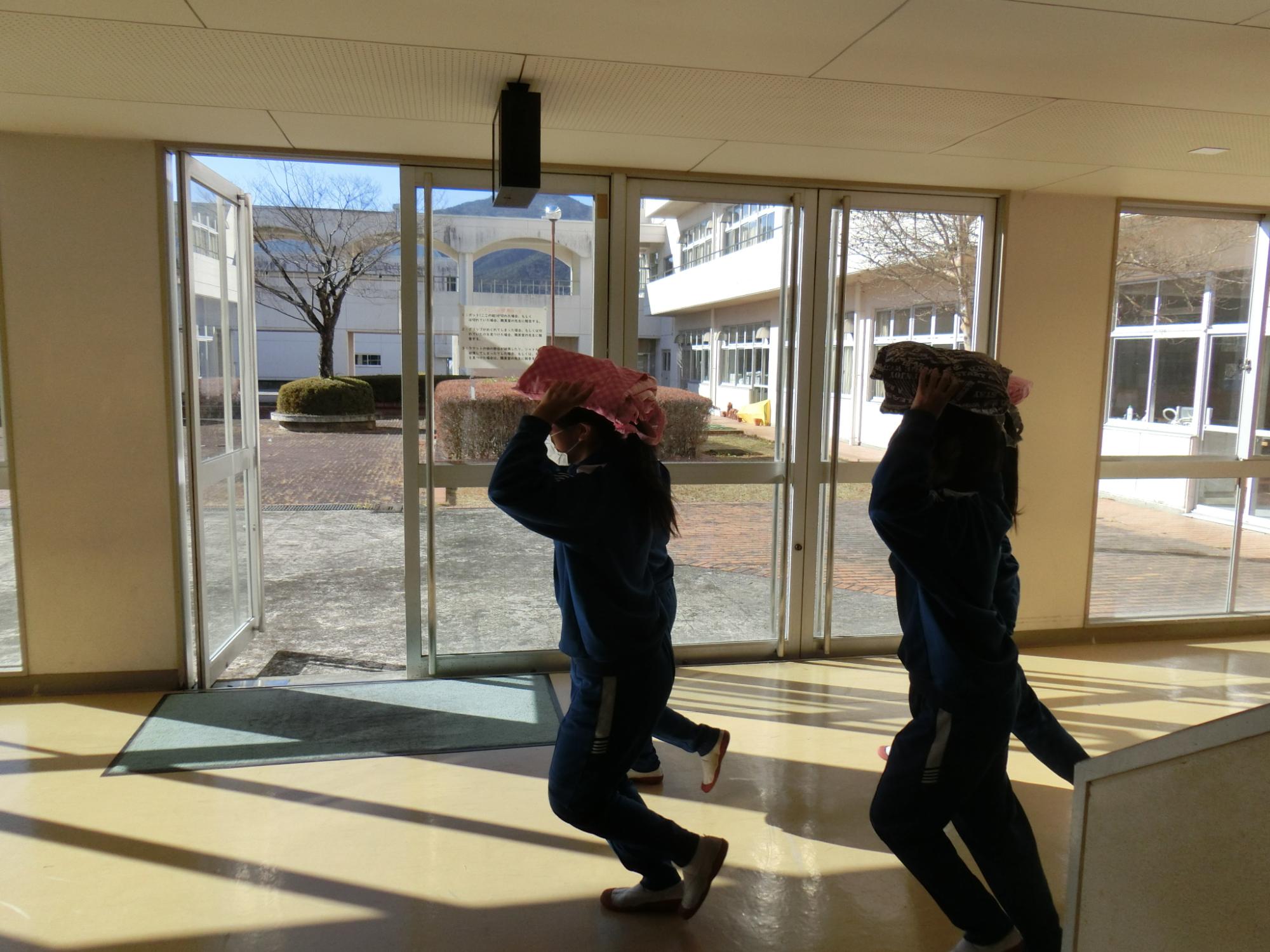 頭を守り避難する様子