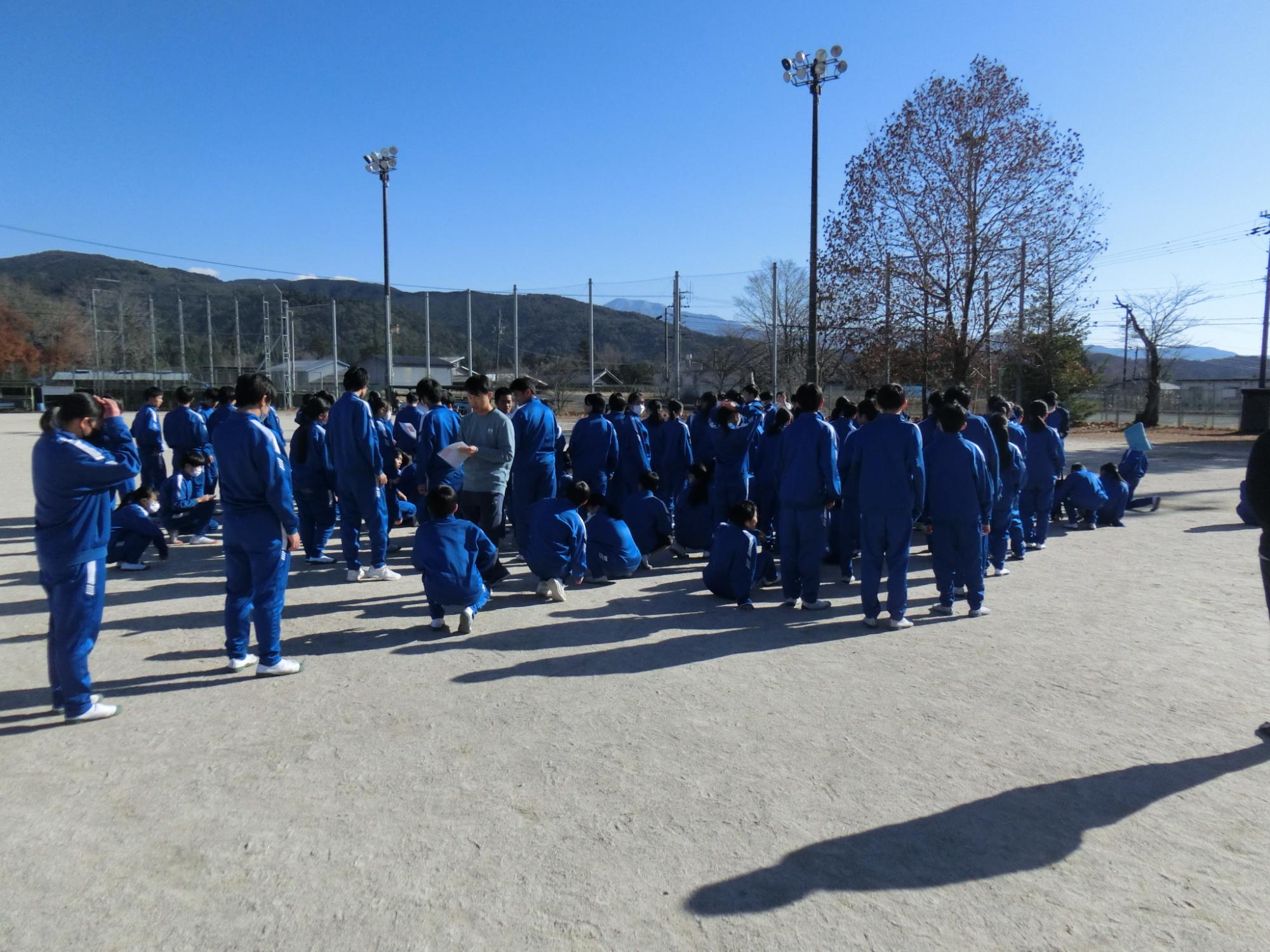 運動場に避難した様子