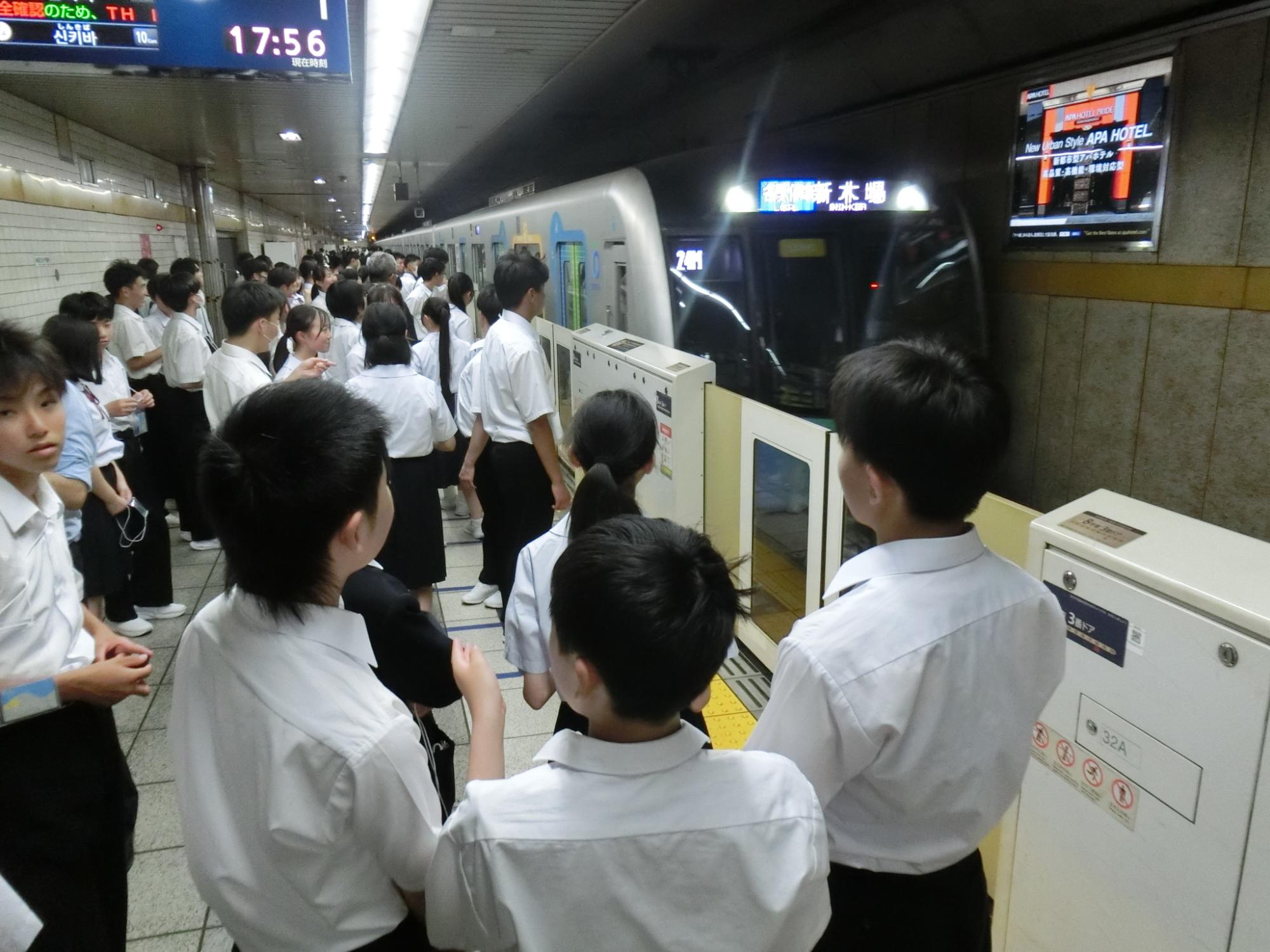 電車に乗る様子