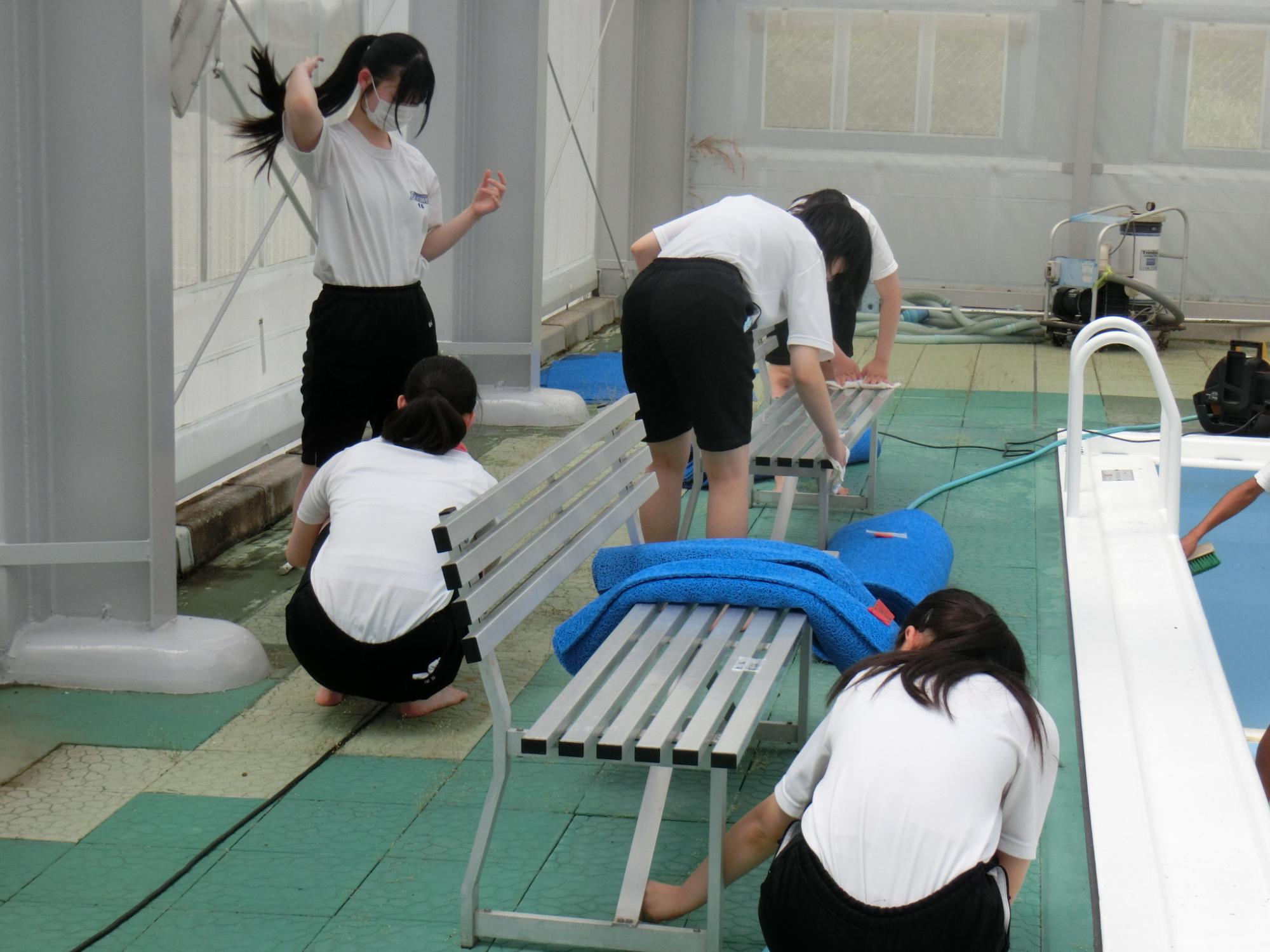 草取り椅子掃除の様子