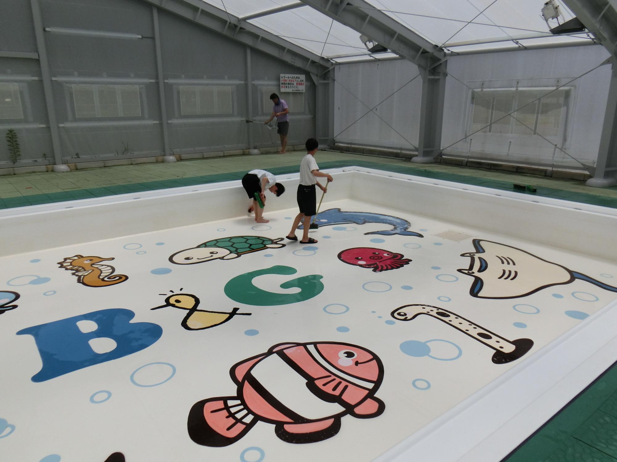 小プール掃除の様子2