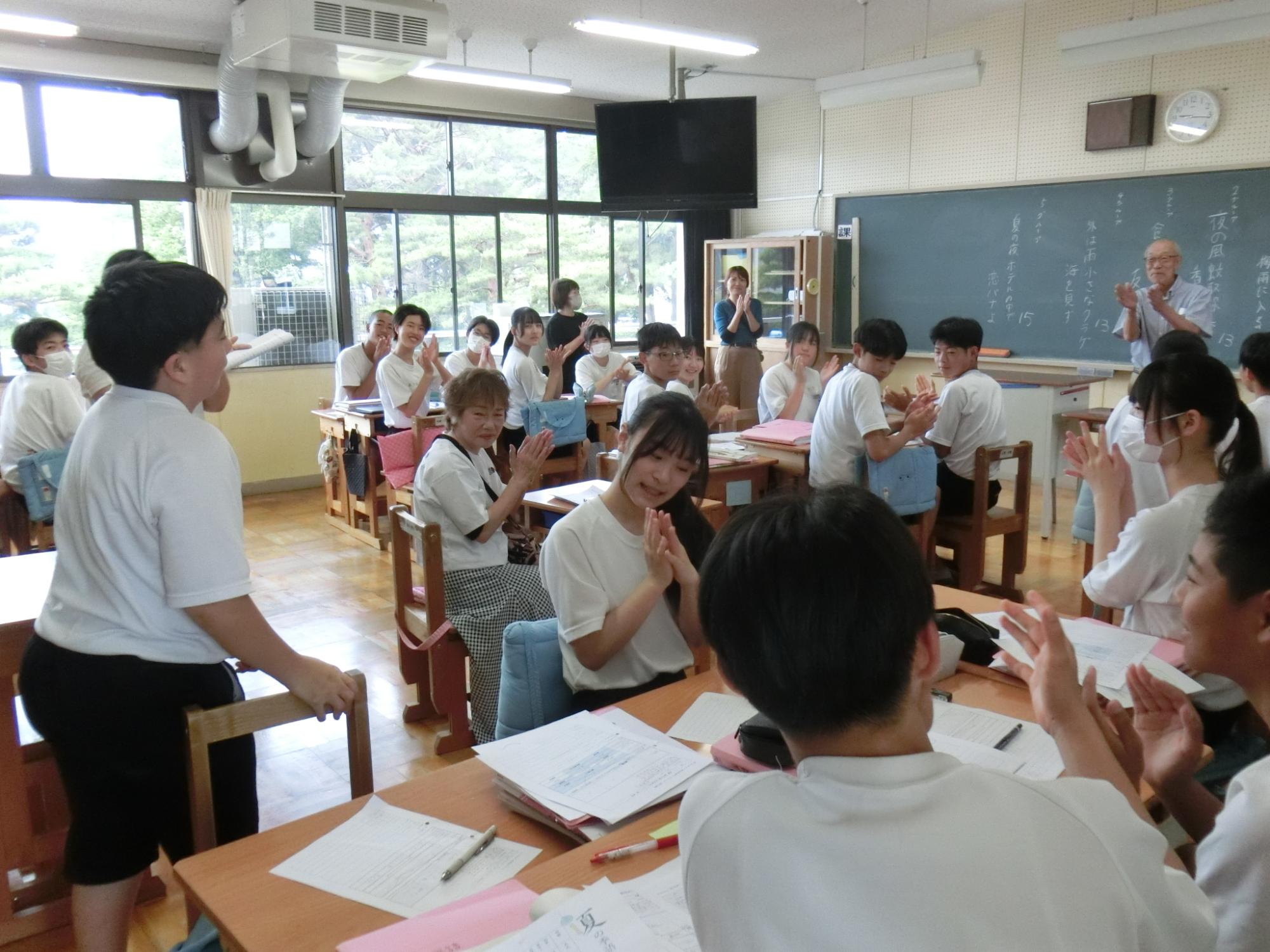 俳句の発表の様子