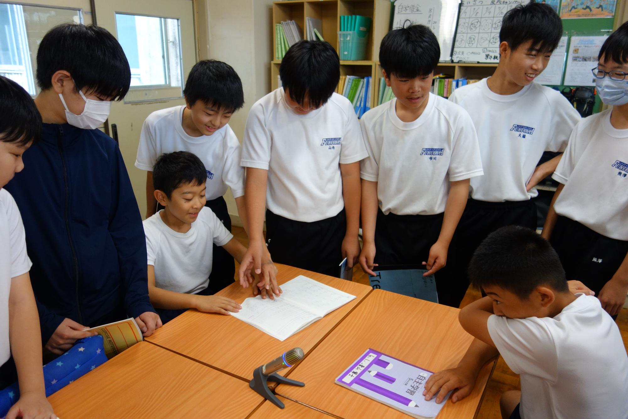 自学を教えている様子