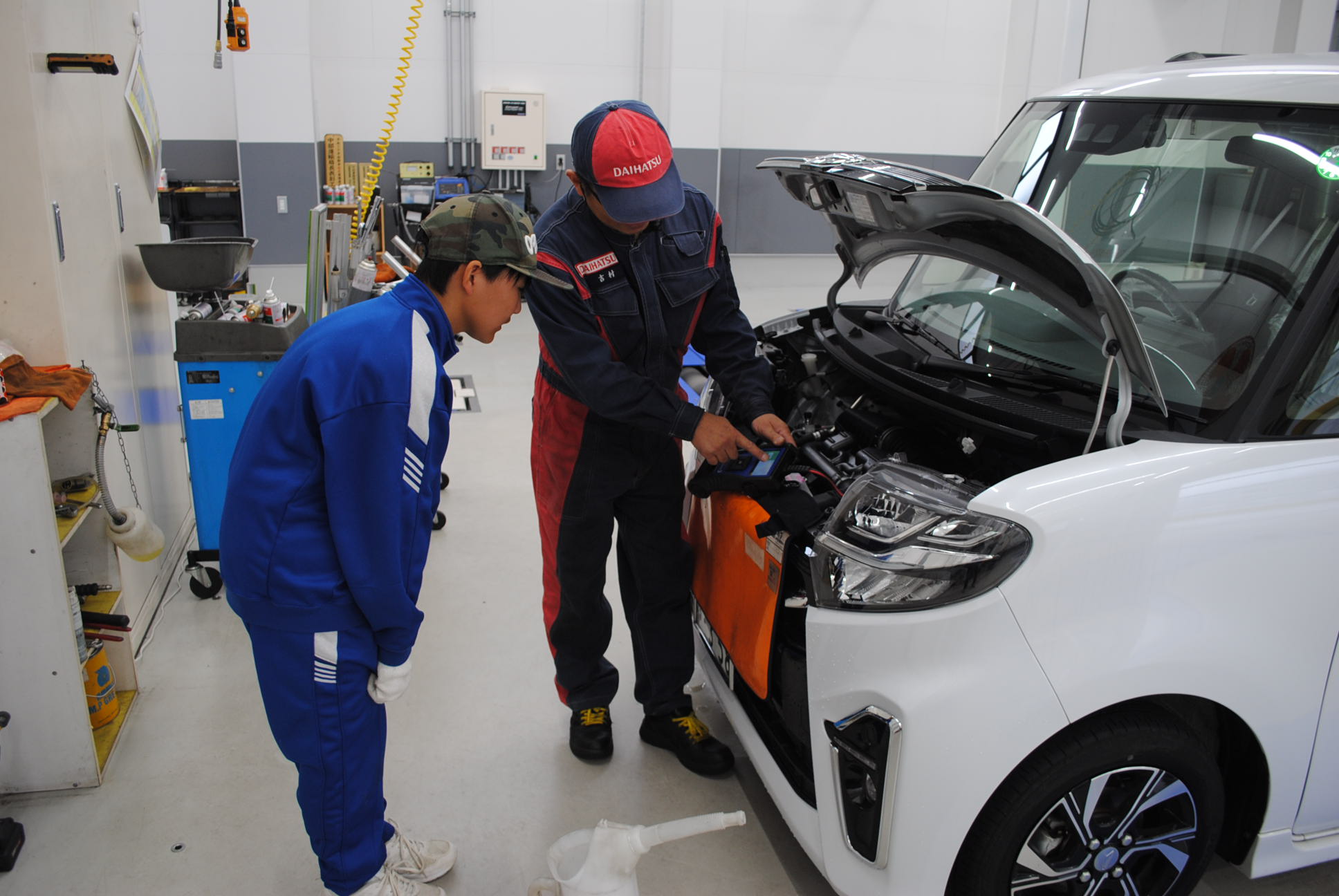 自動車整備の様子