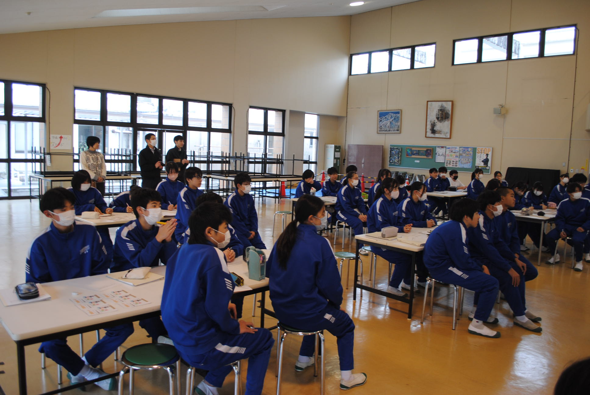 話を聞いている様子