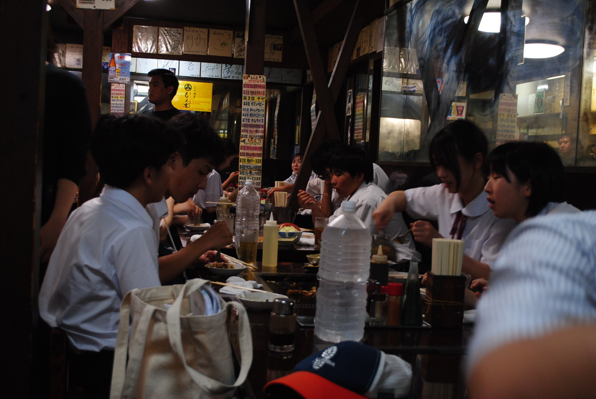 もんじゃ焼きを食べている様子
