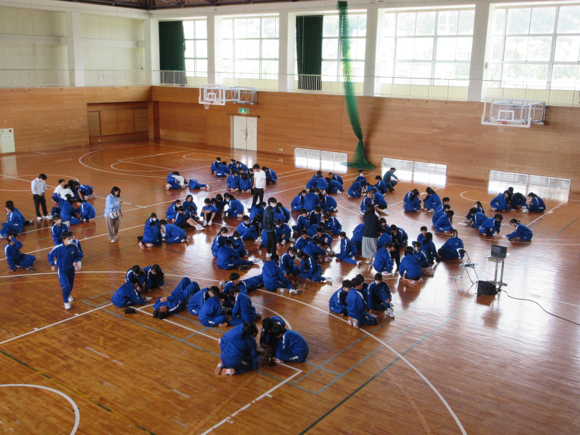 グループで問題を解く様子