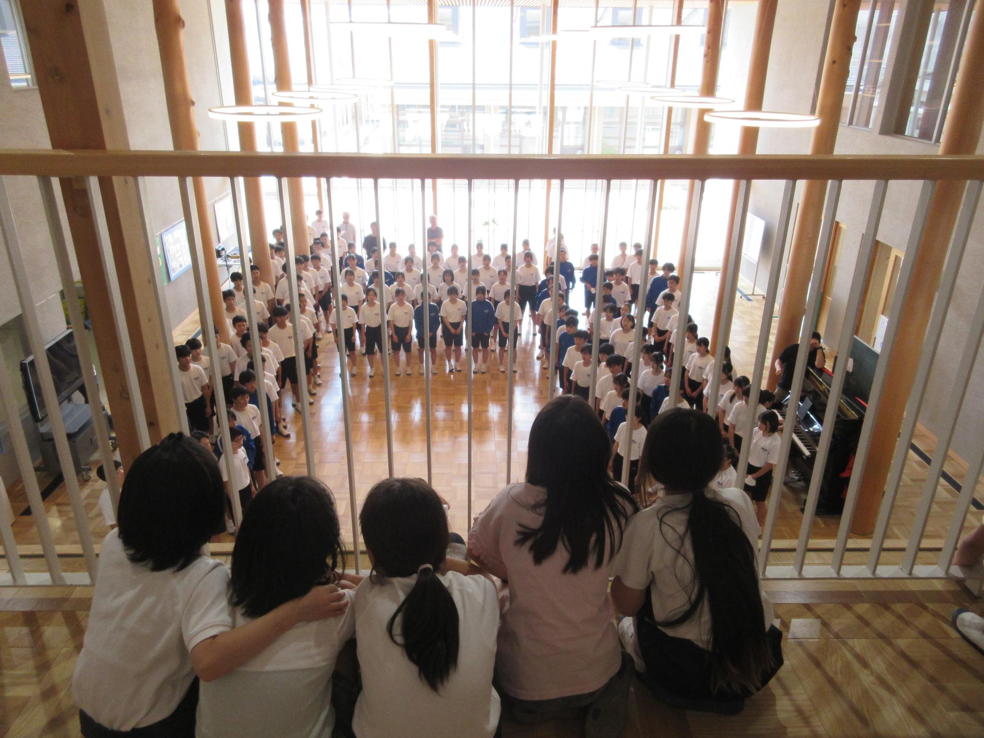 2階から聴いている様子