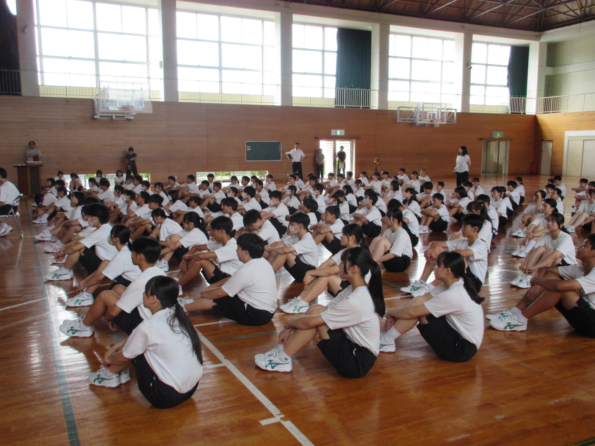 話を聞いている様子
