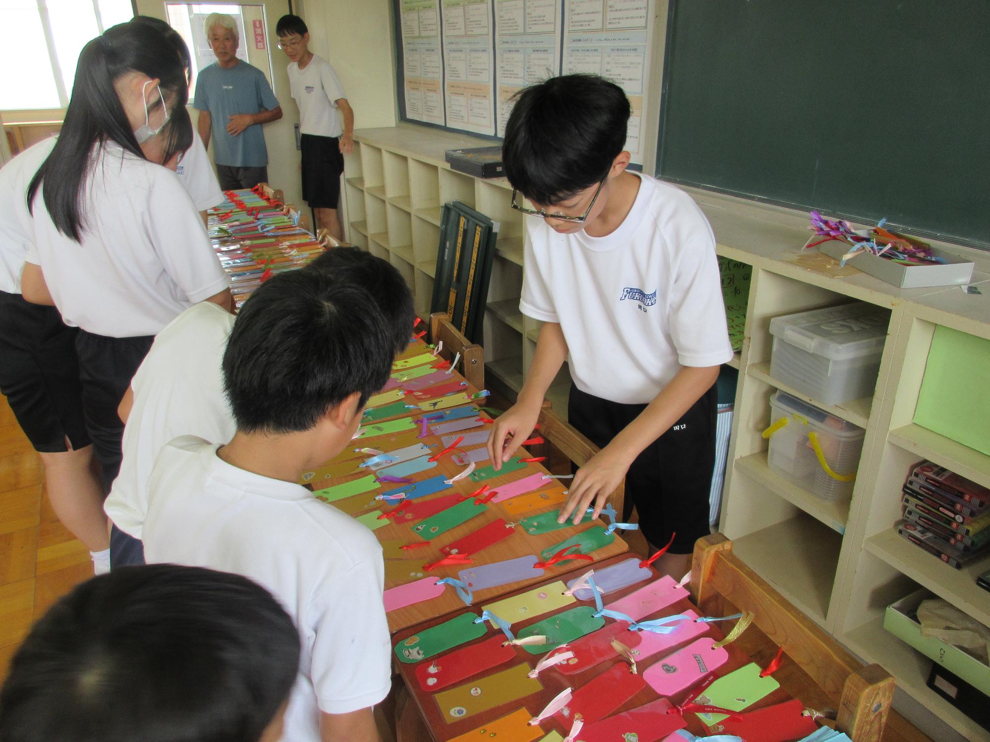 栞を選んでいる様子