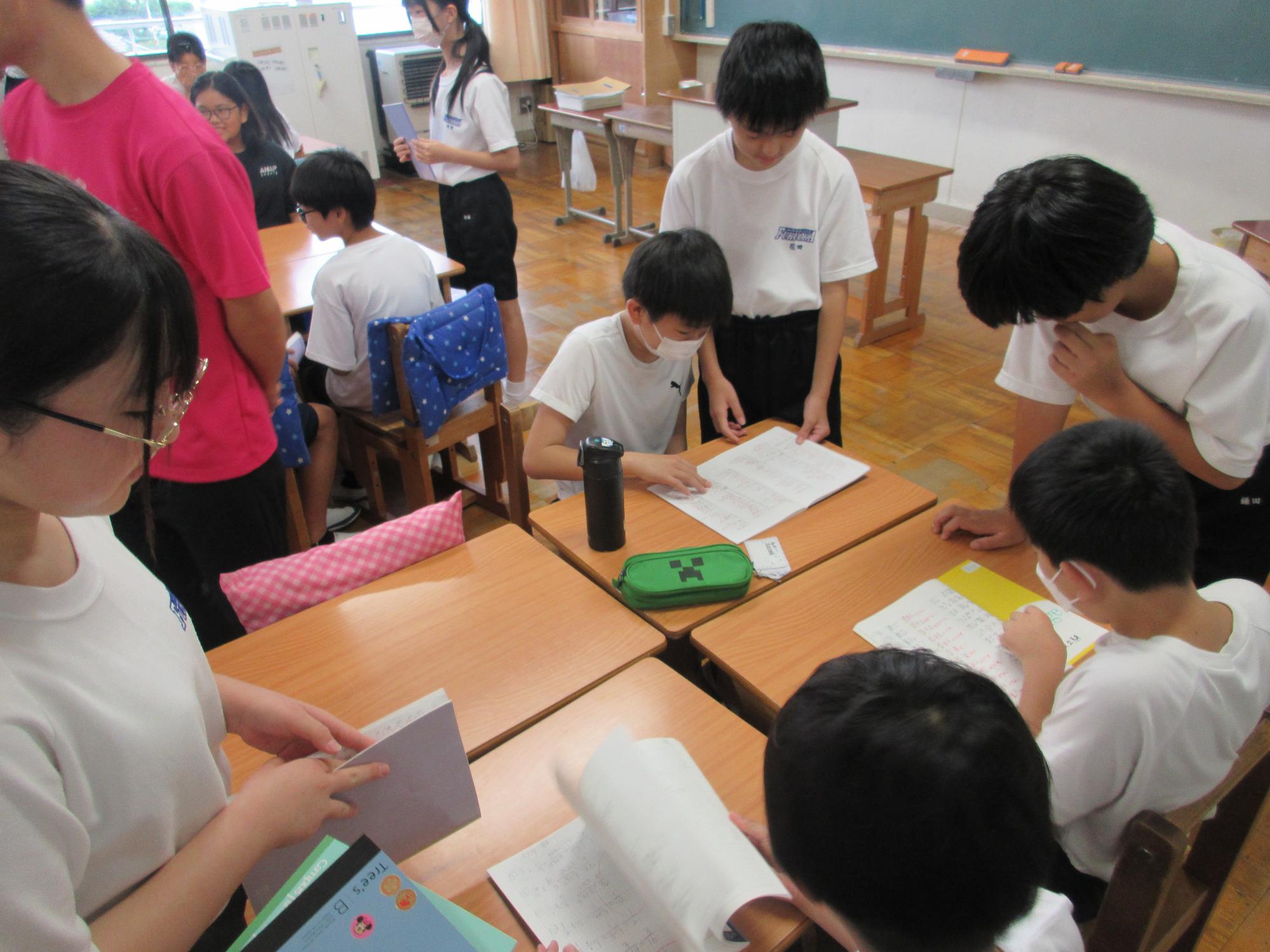自学を教えている様子
