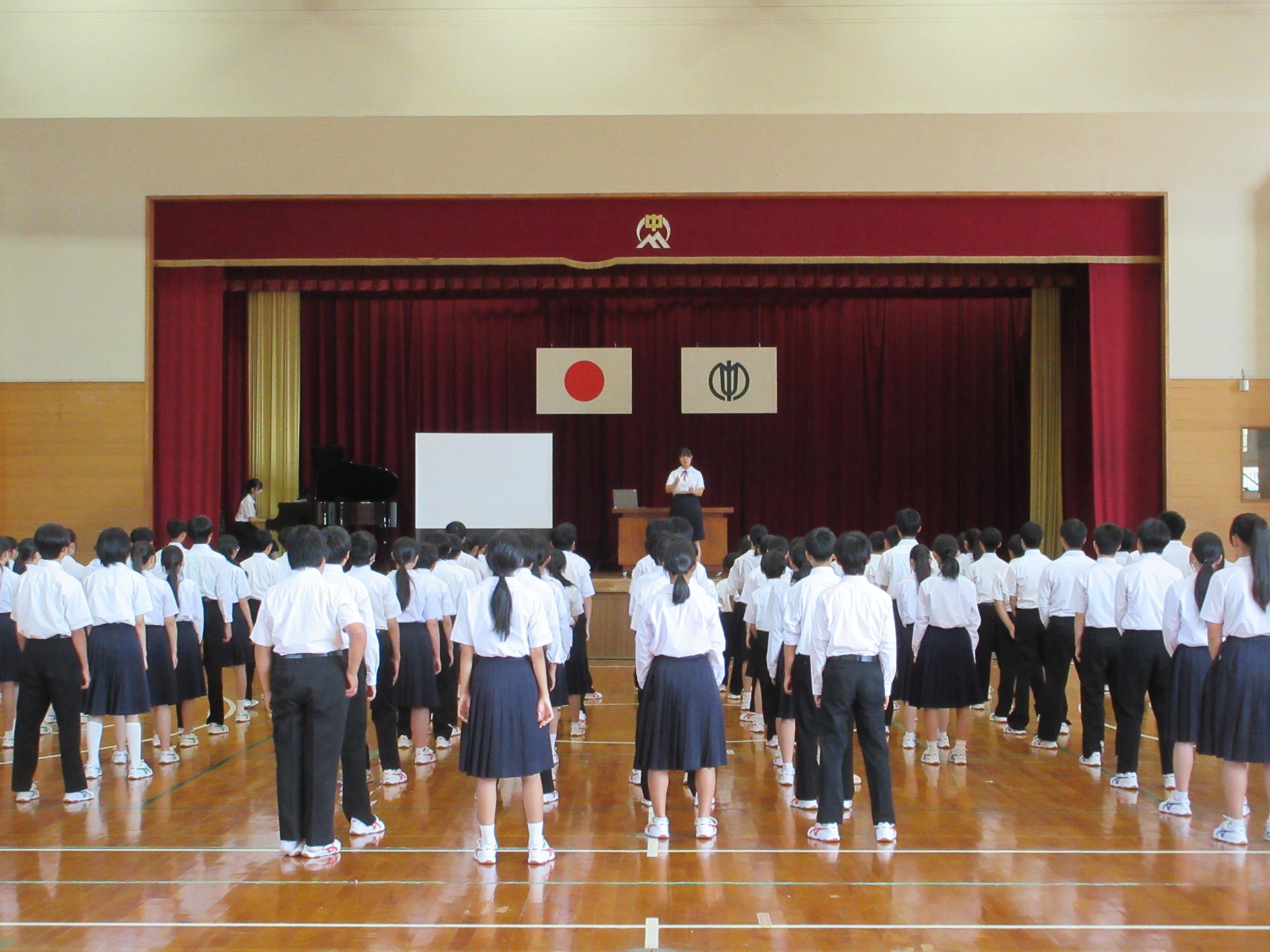 校歌を歌う様子