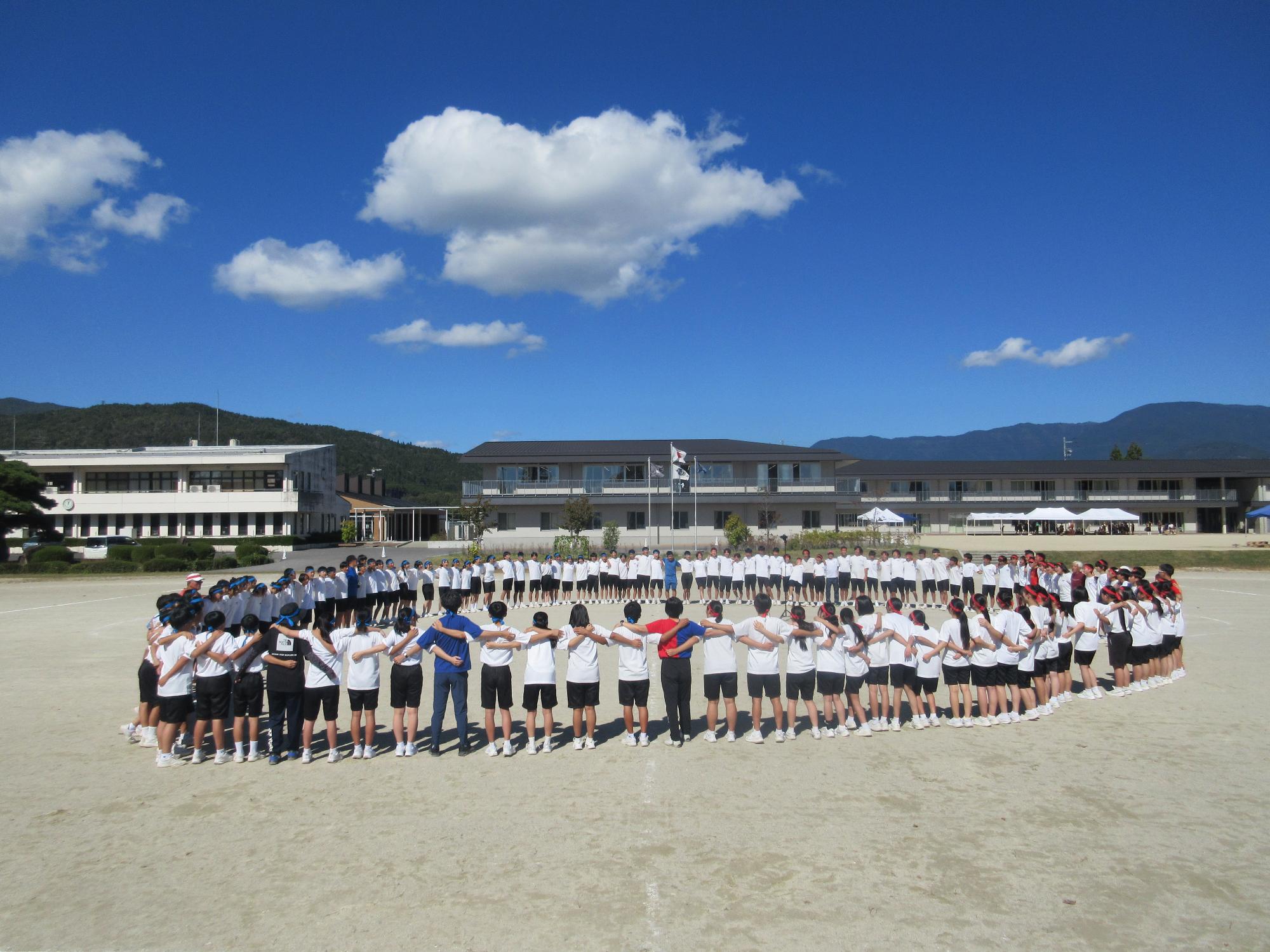 体育祭が終わり全員で円陣を組んでいる様子