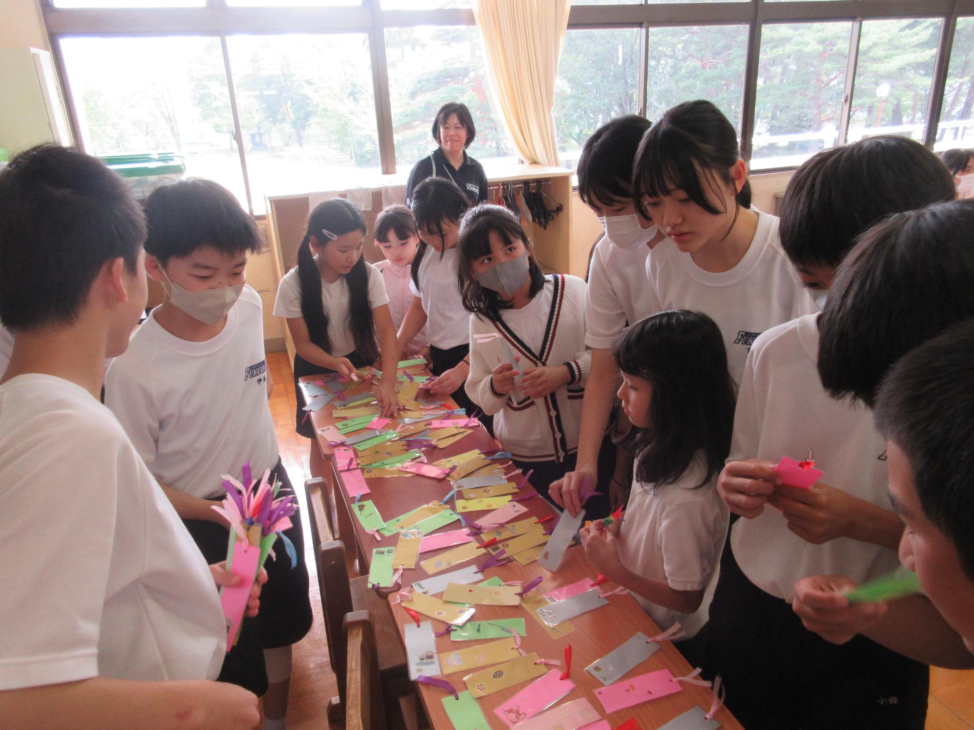 しおりをもらってる写真