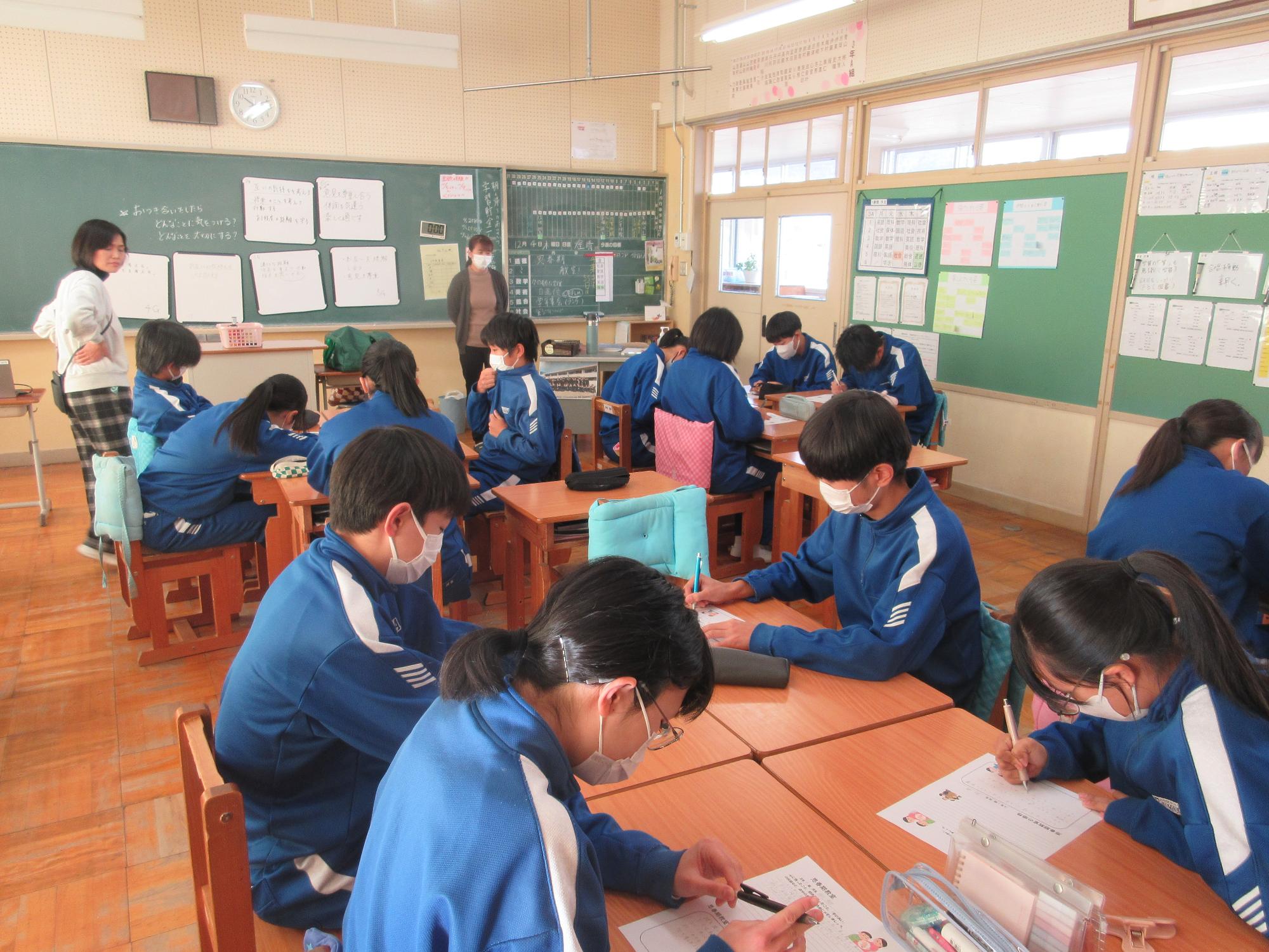 生徒が感想を書いている様子