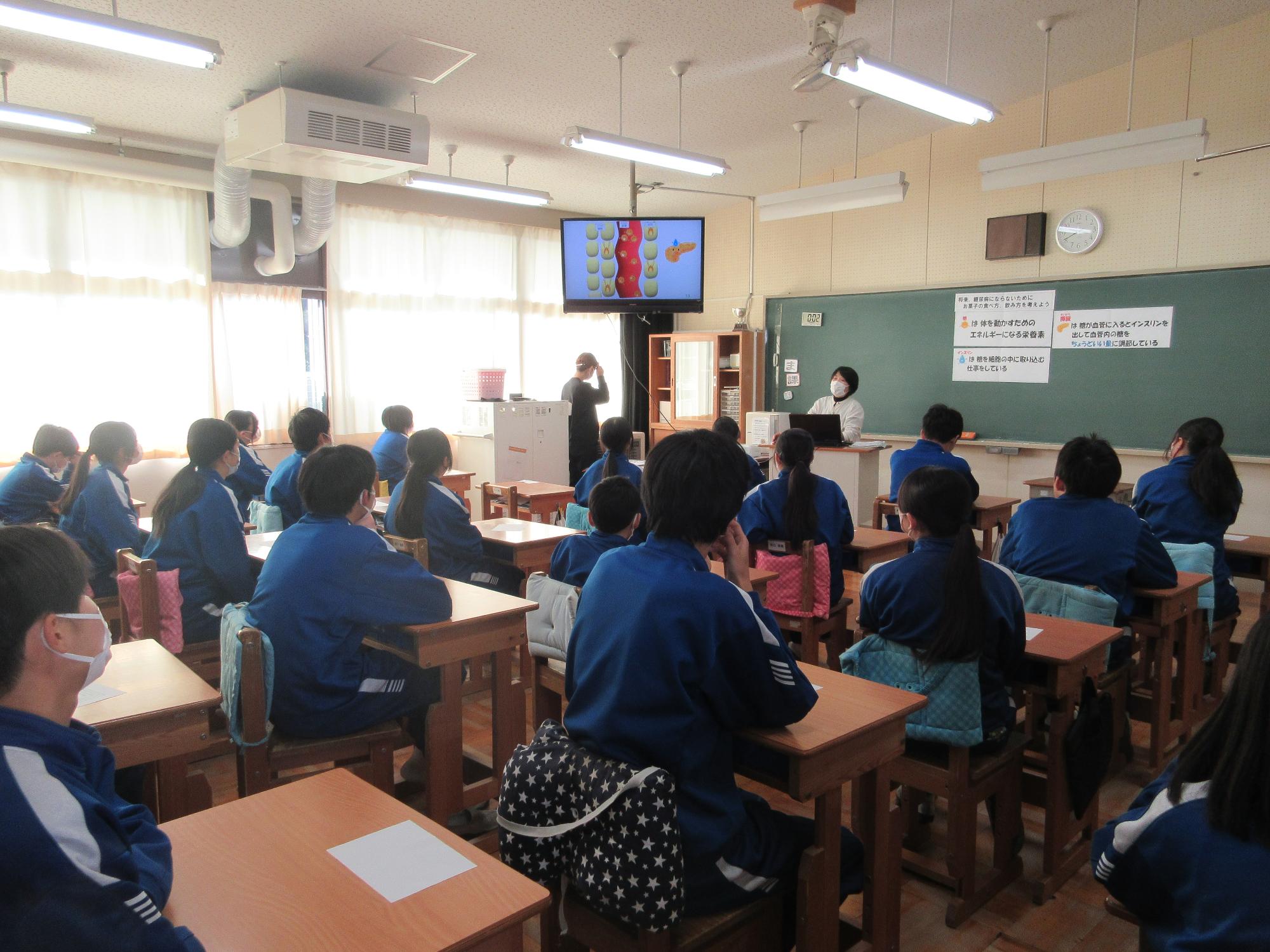 話を聞いている様子