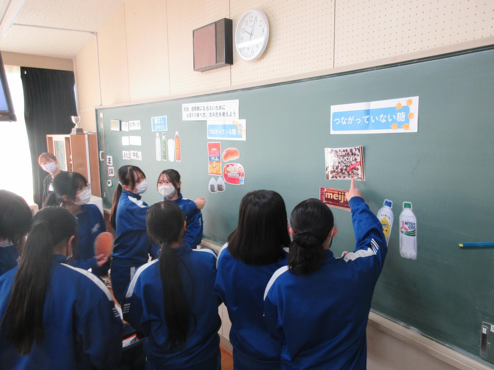 黒板に意見を貼っている様子