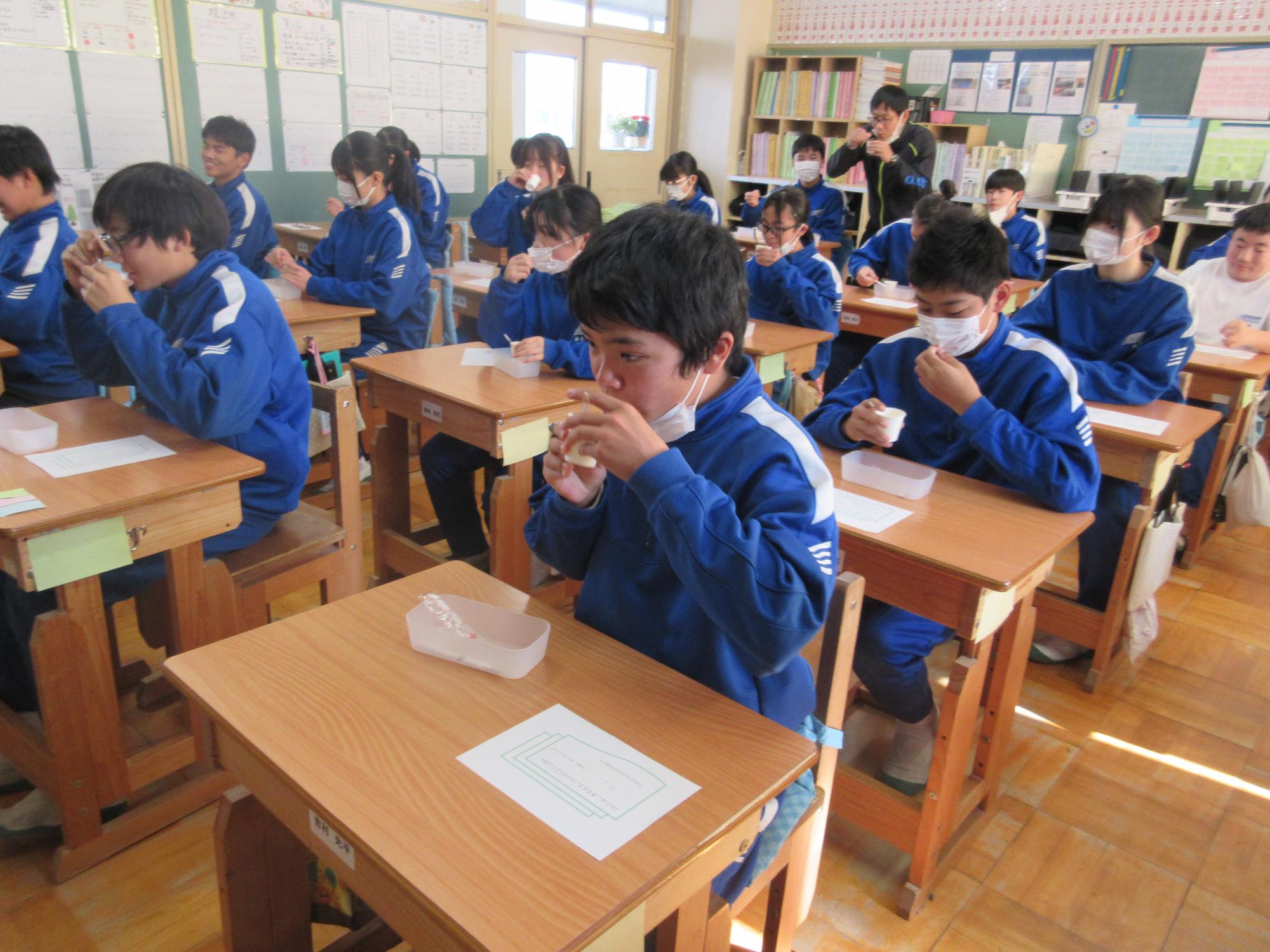 レモン水を確かめている様子