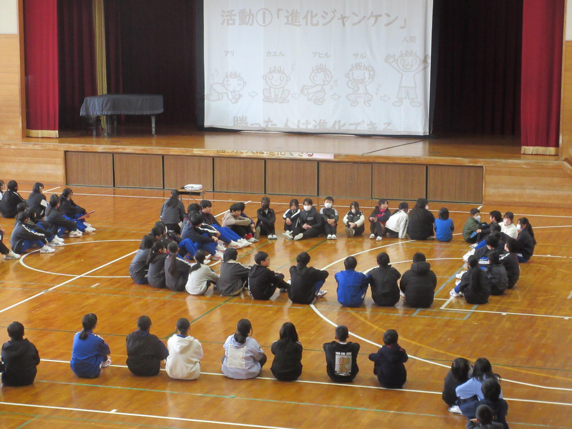 活動を説明する様子