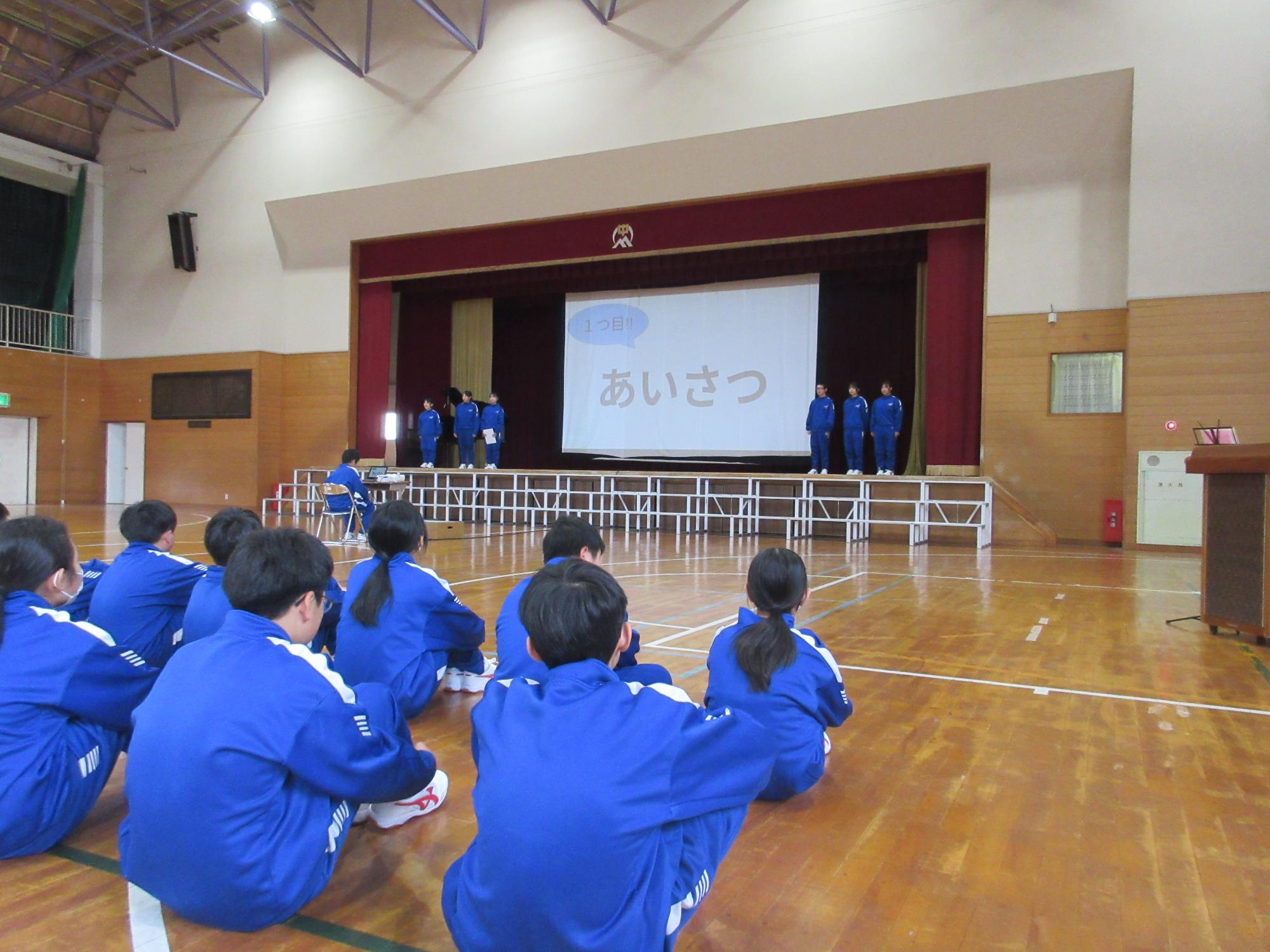 1年生が発表を聞いている様子