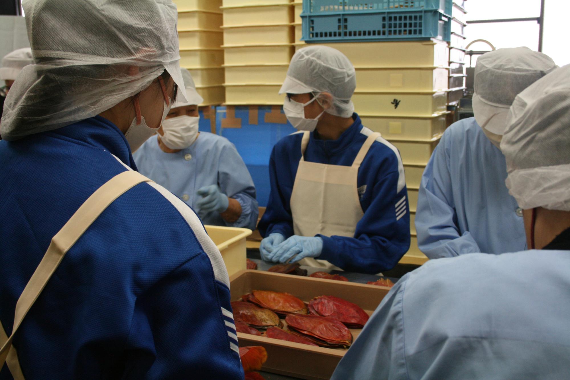 川上屋での作業の様子