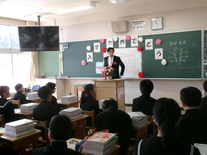 新入生の前で担任第一声を行う教師