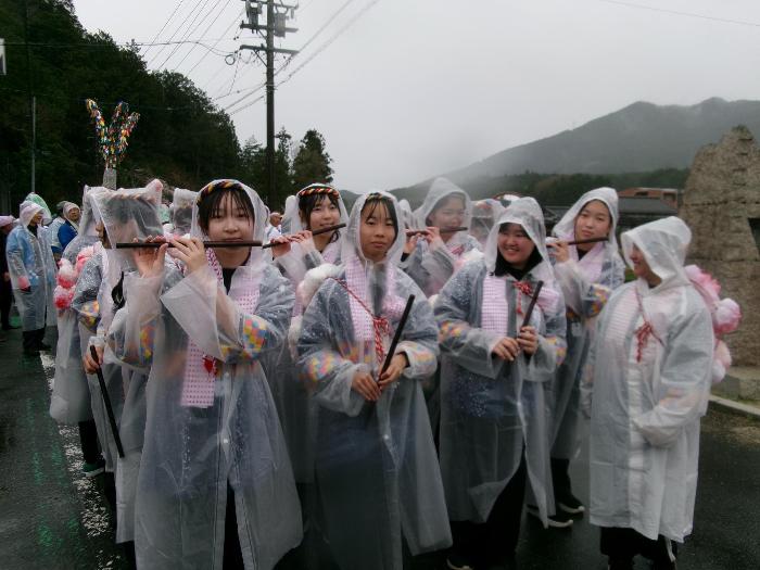 本隊で演奏する中学生と卒業生