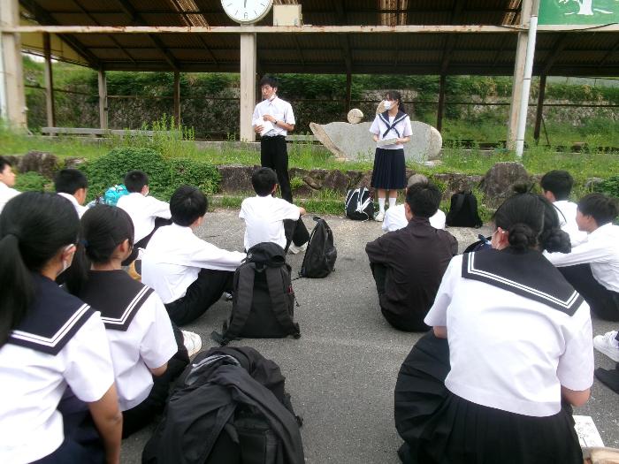 出発式で話をする学級員の二人