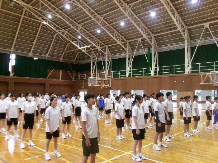 全校帰りの会の中で全校合唱の練習をする生徒たち