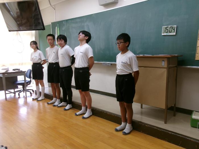白団結団式の中で決意表明する団リーダー