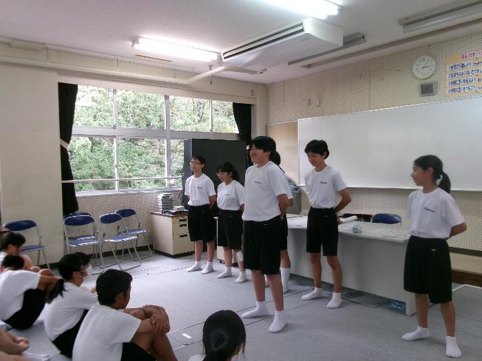 赤団結団式の中で決意表明する団リーダー