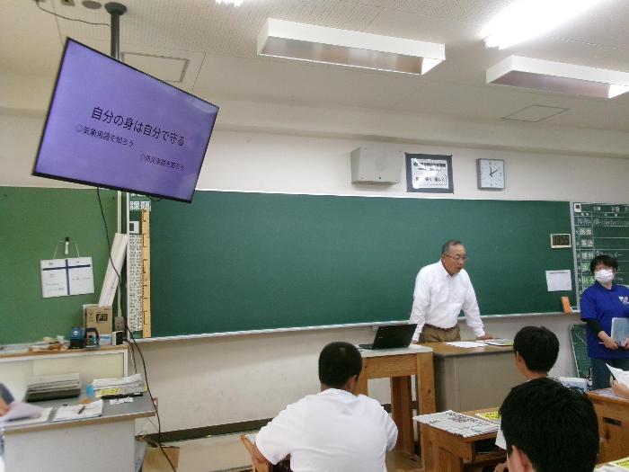 生徒の前で防災に関する用語を解説する防災士の皆さん