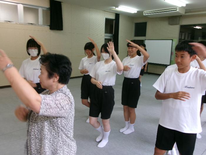 手踊り保存会の方の指導のもとで踊りを練習する中学生
