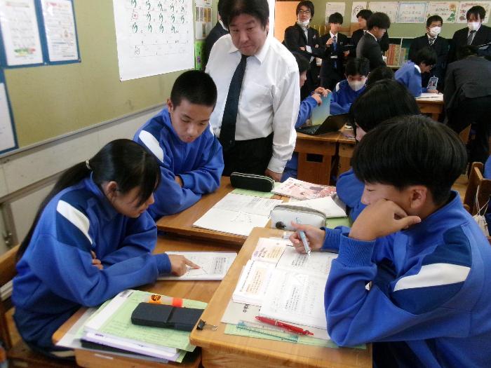 3年数学の授業で、課題に対する自分の考えを交流する生徒