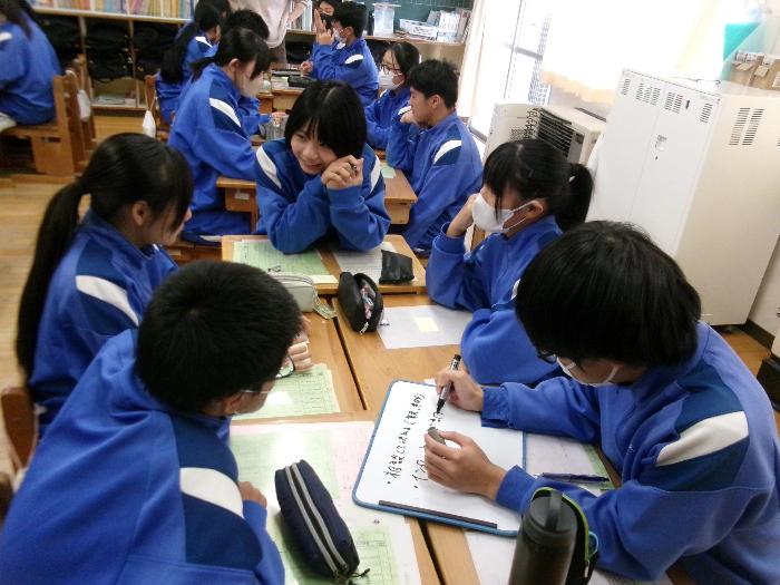 妊娠したらどうするかについて班で話し合う3年生