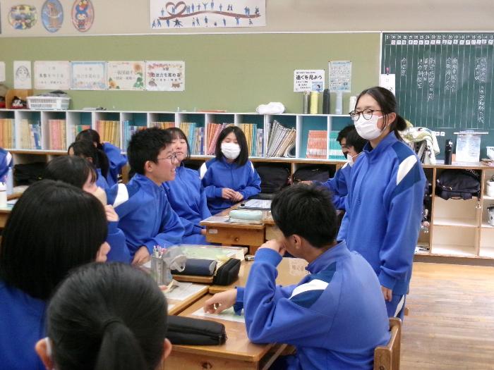 班での話し合いの結果を発表する3年生