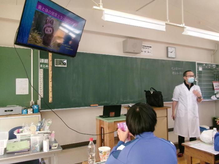3年生の前で歯科指導をする学校歯科医の樋田貴文先生