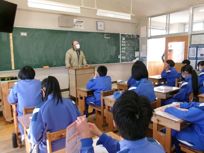 3年生の前で薬物の危険性について話をする薬剤師の安江先生