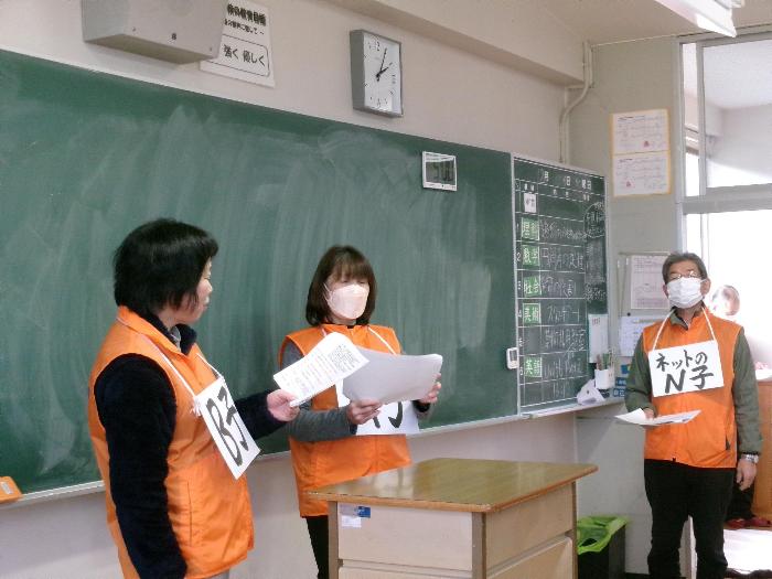 薬物の危険性について寸劇で説明する保護司会の皆さん